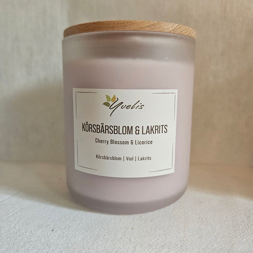 Körsbärsblom & Lakrits Doftljus - Vindpust Butik